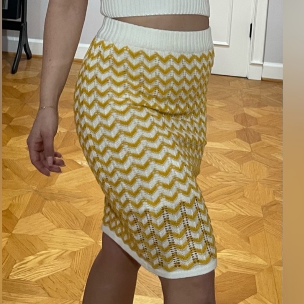 NWT BCBGeneration chevron skirt yellow and white knit pattern Sz S